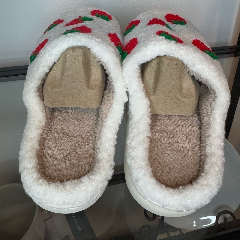 NWT Strawberry Pattern Fuzzy Slippers Women's Size: 8-9 - Picture 6 of 6